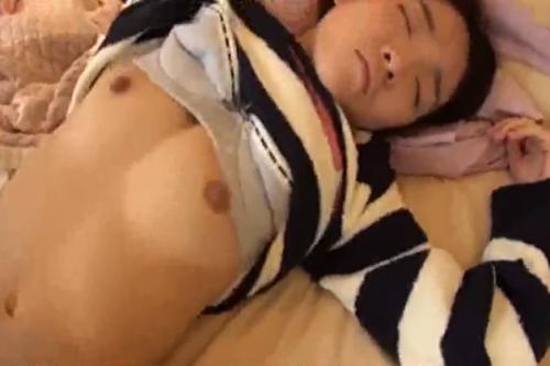 《昏睡レイプ》睡眠薬で眠らせた幼い妹のツルツルマンコを犯し中出しする変態兄!