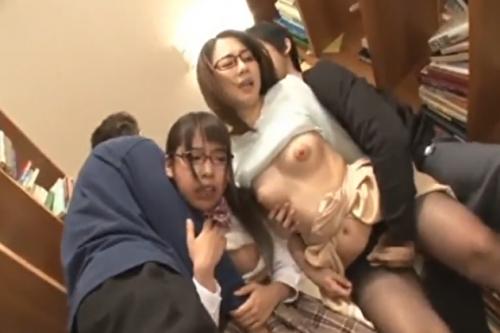 《痴漢レイプ》図書館でそろって手マンで潮吹きさせられチンポぶちこまれる親子！