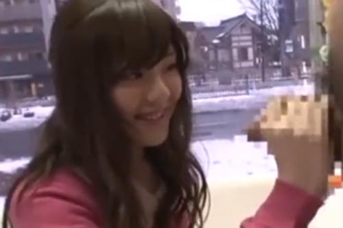 《MM号》美人な素人女子大生がでっかいチンポを手コキフェラ♡