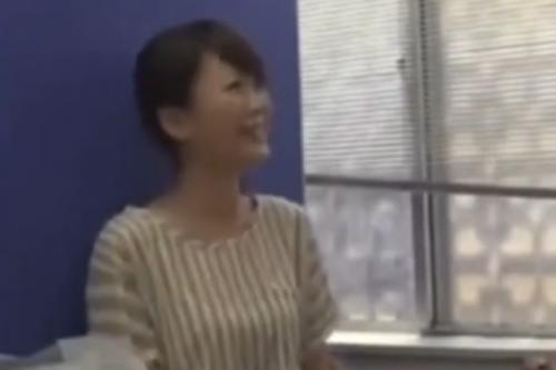 《センズリ鑑賞》始めは恥ずかしがっているがしまいにはチンポしゃぶりだす素人妻！
