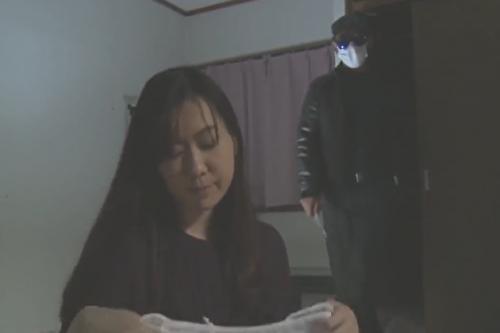 《ヘンリー塚本》強姦魔に包丁で脅され犯される熟女な奥様！