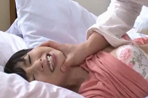 《人妻レイプ》息子の友達に脅されて犯される美熟女人妻！①
