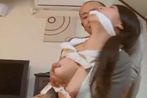 《人妻レイプ》強盗犯に拘束され旦那の傍で犯される美熟女人妻！