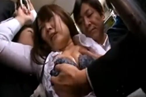 《痴漢レイプ》痴漢集団に身体を弄ばれて犯される巨乳お姉さん！