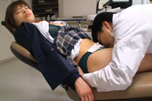 診察に来たJKを薬で眠らせ中出しレイプを繰り返す悪徳歯科医！