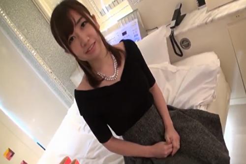 《人妻ナンパ》ナンパした清楚で美人なアラサー奥様が童貞チンポにしゃぶりつく！