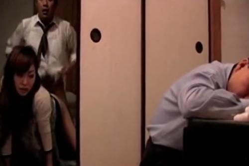 旦那の上司に抱かれる新妻！眠る夫の傍で大量膣内射精！