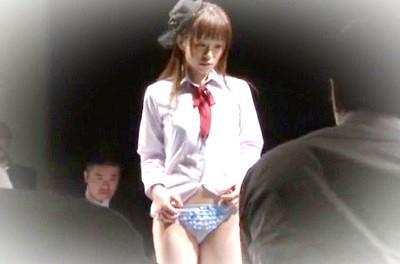 周りに流されてエロ下着に着替えた女子高生がファッションショーの舞台でパンツ丸出し！