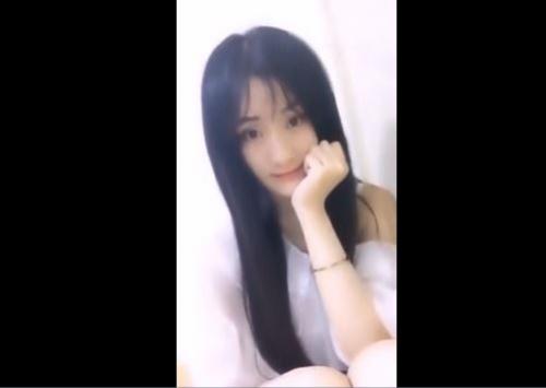 ヤバイやつｗ【素人ライブチャット動画流出 スマホ撮影】おっぱいやおまんこを見せつけちゃうロリ美少女 がリアル個人撮影生配信しちゃってるｗ