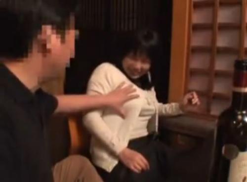 個人撮影：三十路の爆乳人妻が変態おやじに乳揉みまくられるｗ