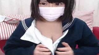 ヤバイやつｗ【素人ライブチャット動画流出 現役女子高生】現役の爆乳ＪＫが学生服を脱いでおっぱい見せてリアル個人撮影生配信しちゃってるｗ