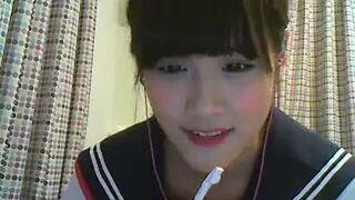 ヤバイやつｗ【素人ライブチャット動画流出 現役ｊｋ】セーラー服姿のかわいい現役女子高生がリアル個人撮影生配信しちゃってるｗ