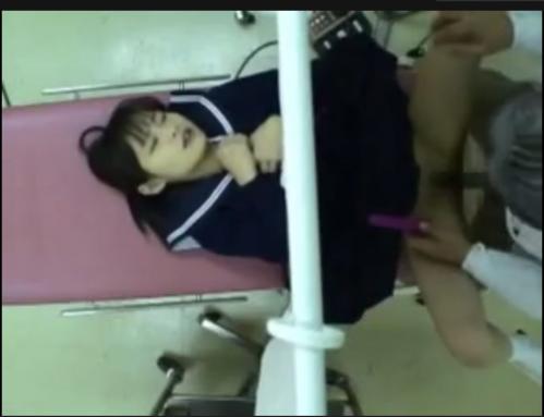 【女子高生×セクハラ診察レイプ】jkが診察台でバレないように検査と称して挿入されて犯されちゃうw
