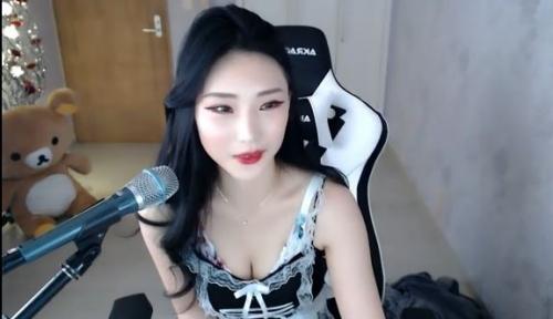 ヤバイやつｗ【素人ライブチャット動画流出 爆乳コリアン】切れ長の目の美人韓国人がでかいおっぱいを出してリアル個人撮影生配信しちゃってるｗ