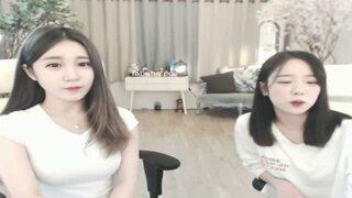 ヤバイやつｗ【素人ライブチャット動画流出 】かわいい二人組の爆乳美少女がおっぱい公開してリアル個人撮影生配信しちゃってるｗ