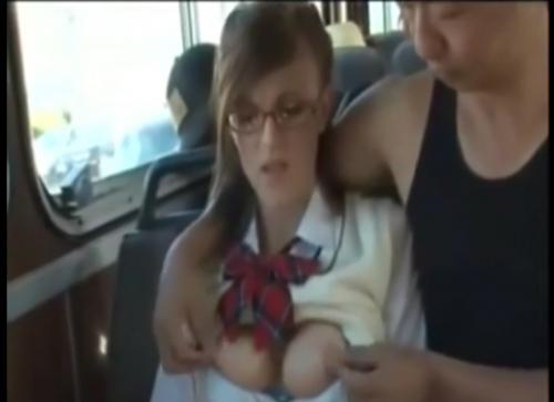 【巨乳金髪女子高生×レイプ】外人メガネjkがバスで変態男におっぱい丸出しにされて犯されちゃうw