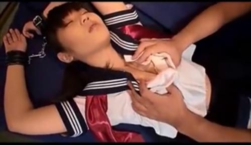 【女子高生×睡眠レイプ】かわいいjkが拘束さらて眠らされたところをおっぱい揉まれまくって犯されちゃうw