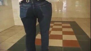 芋っぽい女性が路地で立ちションしてる！びしょ濡れのジーンズのまま自宅まで「」帰ると・・？