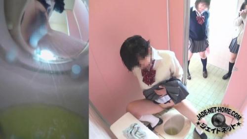 《おふざけ　おしっこ》JKの軍団が下品なおふざけ！？オシッコ巻き散らかしてなんと・・・《盗撮　放尿》