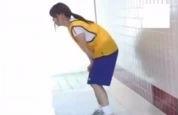 あーんもう出ちゃう(´；ω；`)ｳｩｩ　これ以上は我慢できない！こっそりとお漏らしするJKを盗撮