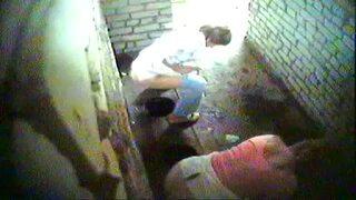 外国のお姉さんが汚いトイレでおしっこしてるところを盗撮！