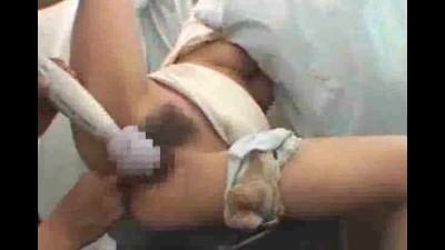 選挙カーで演説してる熟女　実は車の中でおまんこいじられまくってたｗ激しい手マンで大量失禁！