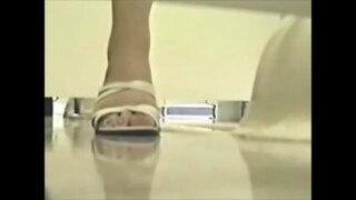盗撮☆女子トイレの和式便所に隠しカメラ設置！おまんまん広げていろんなものを排出する素人お姉さんたち