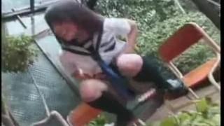 女子校生　放尿★制服姿のまま外でおしっこするJKを盗撮！