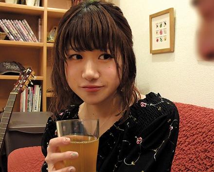 【素人ナンパ】「あぁん・・♥」ファーストフード店でバイトをする女子大生のミユちゃん21歳。貧乳を恥ずかしがる超ビンカン乳首の持ち主で初ののけ反りファックに喘ぎまくる。2人目はドラッグストア店員のエリちゃん22歳。気が強そうでハキハキした女の子だが、自宅へ連れ込むと別人のように可愛く甘えて腰をくねらせるツンデレ女子だった。