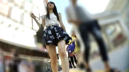 【パンチラ】ミニスカのモデル並みに可愛い女の子♡軽快に歩行する彼女のスカートの中を逆さ撮りでショーツ丸見え