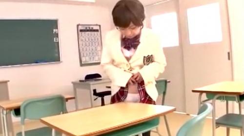 【制服女子】何してた？ショートカットの可愛いJK♡教室で机の角を股間に擦り付けてたら、入ってきた先生に襲われちゃう