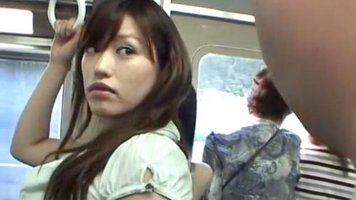 【電車痴漢】駅で狙われた美人お姉さん♡中年オヤジが電車に乗り込んで、密着して触ってたら気づいて逆に痴女られる