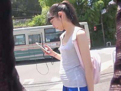 『ブラ？…邪魔だし…』富山県のノーブラ美少女を素人ナンパ⇒フェラチオさせ電マ責めし3P中だし大乱交セックス企画ーなッ♪