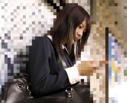 ＊早期削除注意＊【女子高生ガチ痴漢映像】マジでかわいい生理中の制服JKを痴漢してマンコを手マンしまくりｗｗｗ