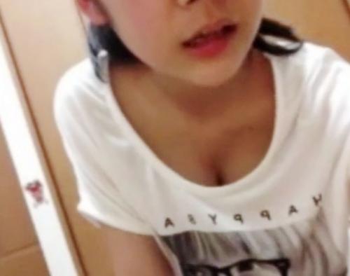 【谷間強調】エロカワなロリ美少女がカメラで発育がいい谷間おっぱいカメラで撮影しまくった映像が流出ｗｗｗ【美巨乳×爆乳】