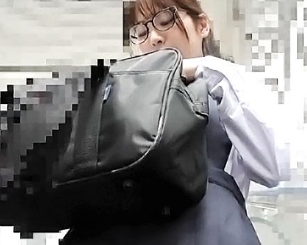 【早期削除注意】《女子校生ガチ痴漢映像》メガネをかけた制服清楚美少女を狙って痴漢からの生ハメ→膣内射精でマジ種付けｗｗｗ