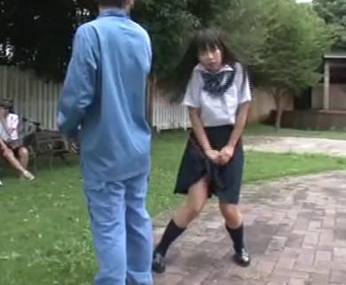 【野外×淫乱JK】制服姿でムズムズしまくりなパイパン美少女が股を開いて変態男に手マンなマンコ舐められまくり！！