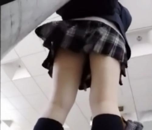 ＊ガチ盗撮映像＊【早期削除注意】立っている制服ミニスカJKに近づき後ろからパンツやお尻を盗撮しまくるフェチ映像がこちら
