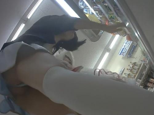 コンビニでガチな買い物をしている女性のパンツを隠し撮り！美尻突き出して見放題でエロすぎ勃起不可避！！