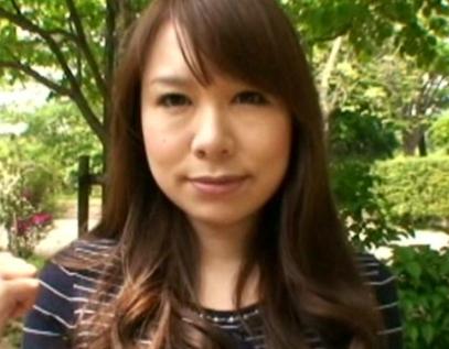 【人妻ナンパ】暇そうな‘べっぴんさん’に声をかけてみたらやっぱり人妻だった！！結婚してからは声をかけられることがめっきり少なくなって、久しぶりのナンパにウキウキしちゃったみたい。