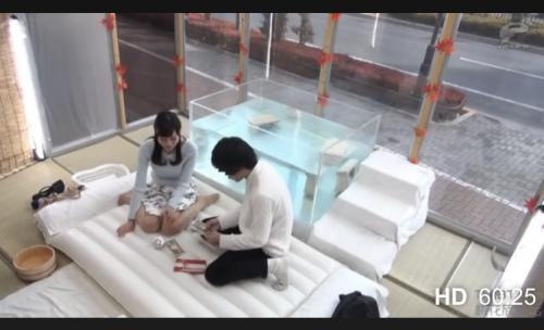 清楚な色白スレンダー美人がMM号でモテない男に跨って騎乗位で筆おろし