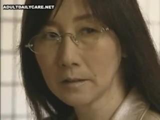 【ヘンリー塚本】「おチンポ欲しい…」おばさん女医でも若チンポ見たら興奮しちゃいます。　他人チンポで感じまくる淫乱医者