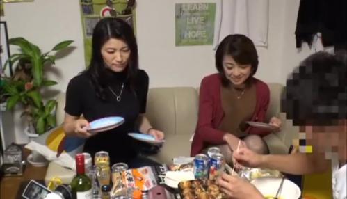 「おばさんだけどいいの・・❔」若いイケメンにナンパされた熟女が恥ずかしがりながらも欲求をさらけ出す♥