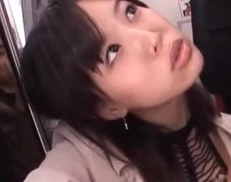 ♥【痴女】「どう？いいでしょ♥」電車の中でチンポしごいてくれるとんでもない変態現るｗｗｗ
