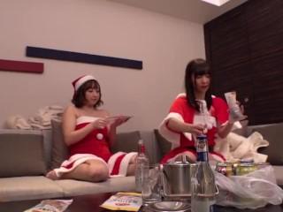 【コスプレ】「もお～♥」サンタコスした素人お姉さん2人と宅飲みからのエッチなムードに♥