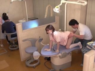 【深田えいみ】「ナイショですよ♥」エロエロ歯科衛生士さんがこっそりフェラ抜き⁉それだけでなくなんとオマンコまで弄らせてくれて・・