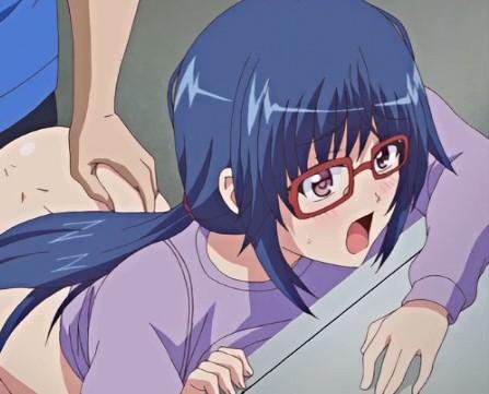《新作エロアニメ》バイト先に来る野暮ったい格好の女を犯してしまう男子生徒！