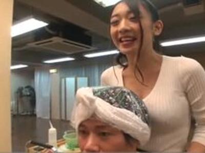 『痒いところありますか？♡』自慢のボインを男性客にチラ見させて誘惑する痴女な美容師！エチエチお姉さん必見
