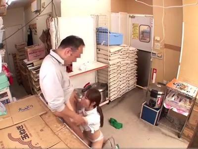 {人妻\美乳}『もう…我慢できない…』パート中の人妻にセンズリ見せて膣内射精H！男性におすすめのスケベ動画