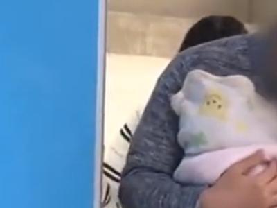 {外見える!?\人妻}【エロエロカー】旦那をミラーの外に待たせてデカチン男とノースキンで不倫！タダで見れちゃうエロ映像